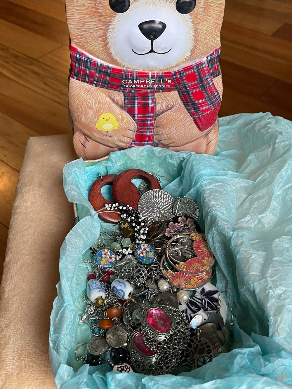 Lot of drop Earrings -fashion Jewelry, 27 pairs in a cute thin box.🥰
